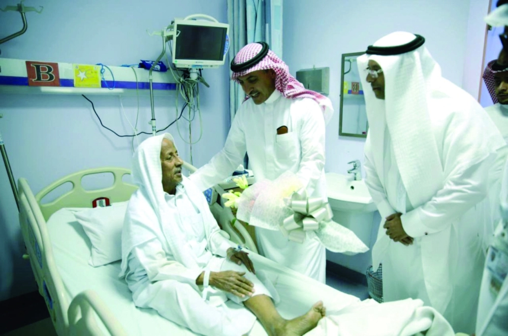 حمد الضويلع خلال تفقده أحد مستشفيات الأحساء                                  (واس)