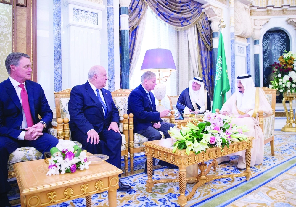 الملك سلمان خلال لقائه وفد الكونجرس الأمريكي في مكتبه بقصر اليمامة أمس (واس)  