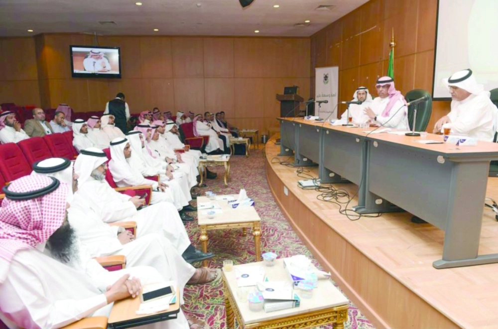 بكري عساس متحدثا خلال الورشة أمس              (واس) 