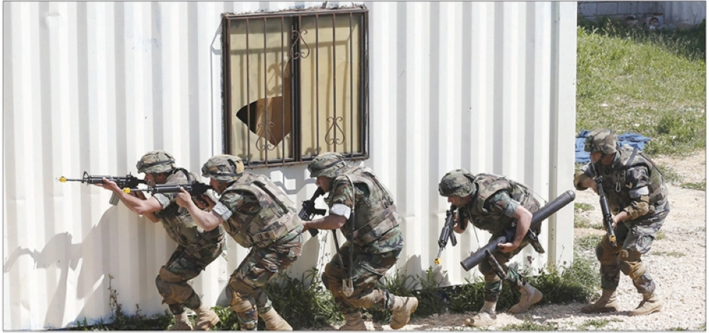 أفراد من الجيش اللبناني أثناء تدريبات شمال البلاد (رويترز)