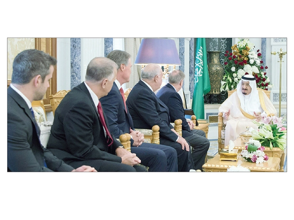 خادم الحرمين الشريفين الملك سلمان بن عبدالعزيز استعرض مع وفد من الكونجرس الأمريكي في الرياض أمس،
علاقات الصداقة بين المملكة والولايات المتحدة.    (واس)=