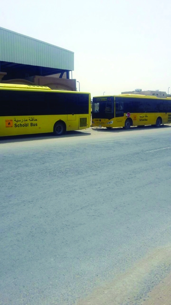 باصات أمام المدرسة ويبدو الطريق بدون مطبات أو إشارة ضوئية                (مكة)