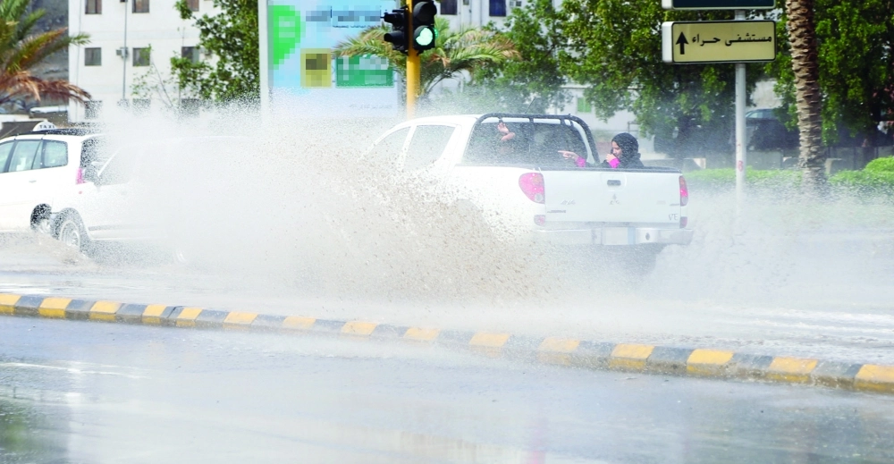 سائق يعرض حياة أطفاله للخطر خلال هطول الأمطار                          (أحمد جابر)