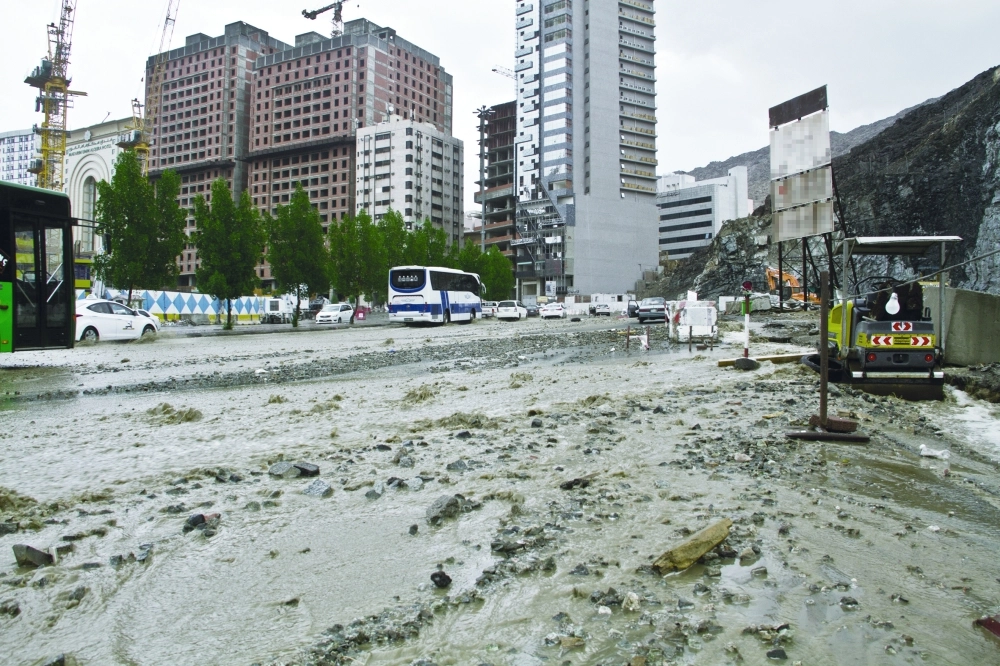 سيول تجرف الحجارة على الطرقات بالقرب من الحرم              (أنس الحارثي)