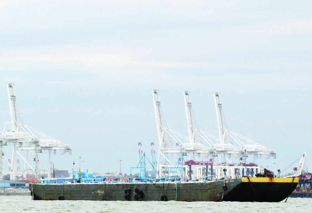 ناقلة بترول تفرغ شحنتها في ميناء نيويورك                                                                             (رويترز)