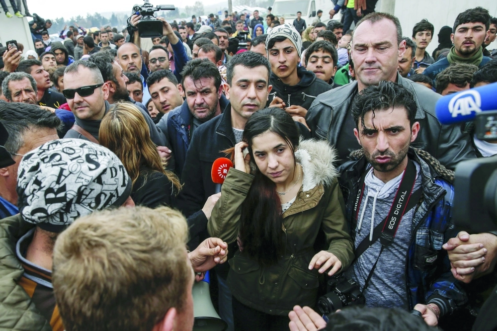 مهاجرون داخل معسكر أيدومي باليونان  (رويترز)