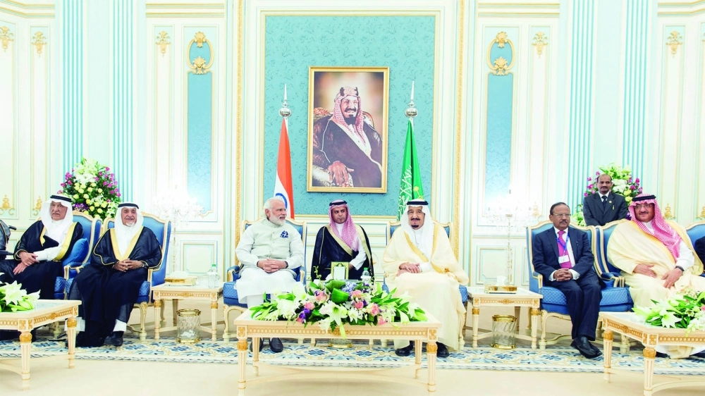 الملك سلمان لدى استقباله ناريندرا مودي في قصر اليامة بالرياض أمس