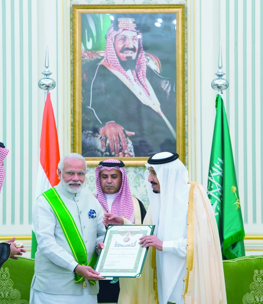 الملك سلمان مقلدا ناريندرا وشاح الملك عبدالعزيز          (بندر الجلعود)