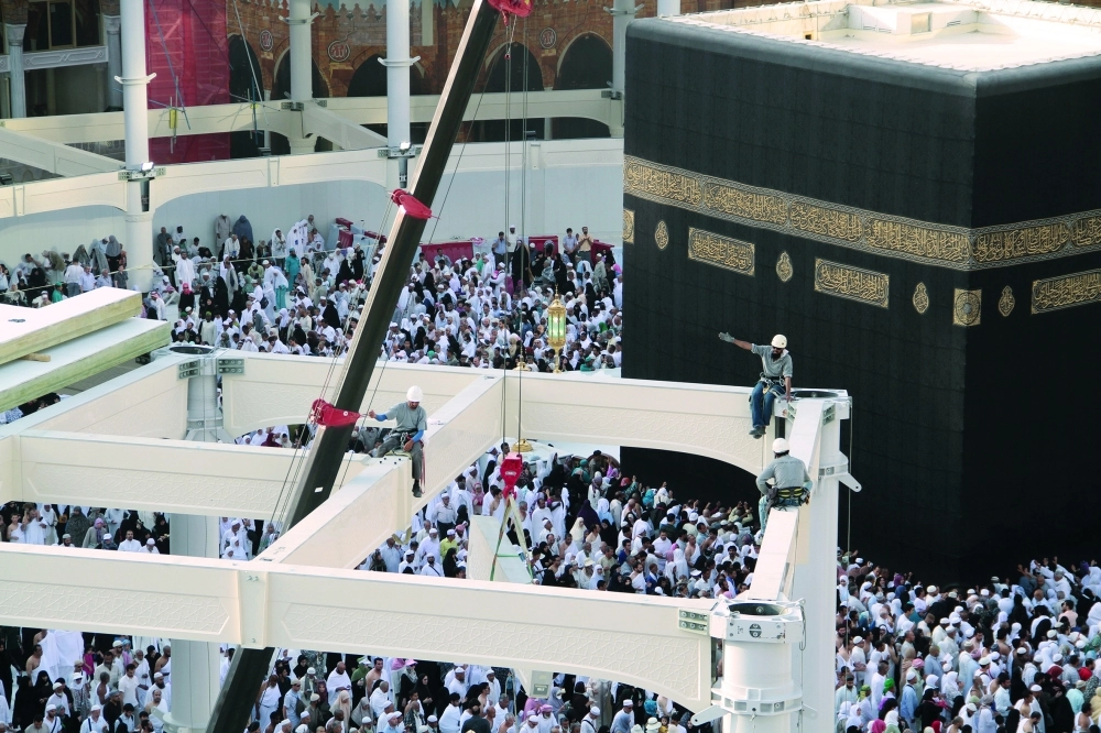 تركيب أعمدة المطاف وتشييدها