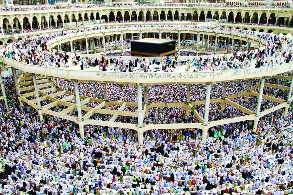 معتمرون في المطاف قبل يومين                (أنس الحارثي) 