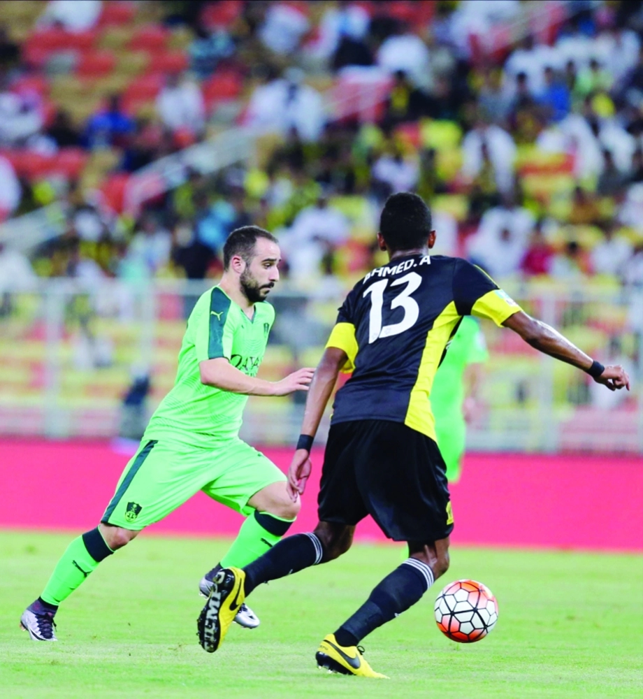 فيتفاتزيديس يحاول المرور من أحمد عسيري                             (إ ب أ)