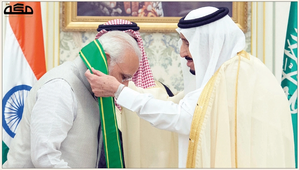 
    خادم الحرمين مقلدا رئيس وزراء الهند وشاح الملك عبدالعزيز في الرياض أمس (بندر الجلعود)
