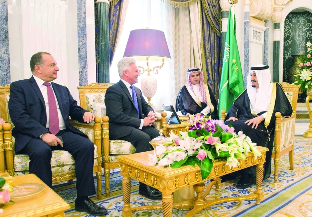 الملك سلمان لدى لقائه وفد حزب المحافظين البريطاني في مكتبه بقصر اليمامة أمس  