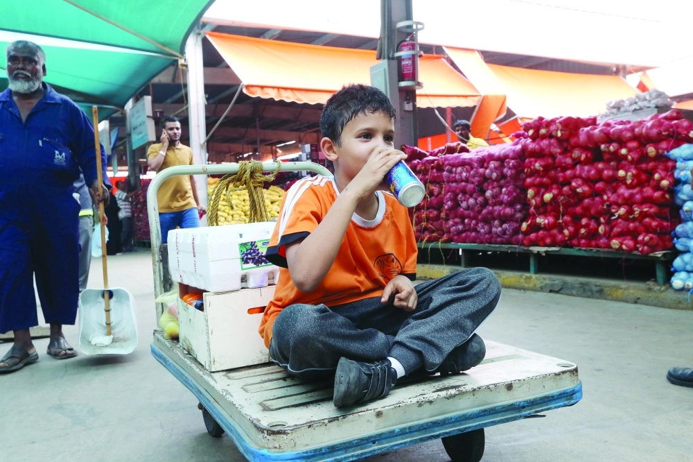  طفل يجلس على إحدى العربات بحلقة حي الصفا أمس (غرم عسيري)
