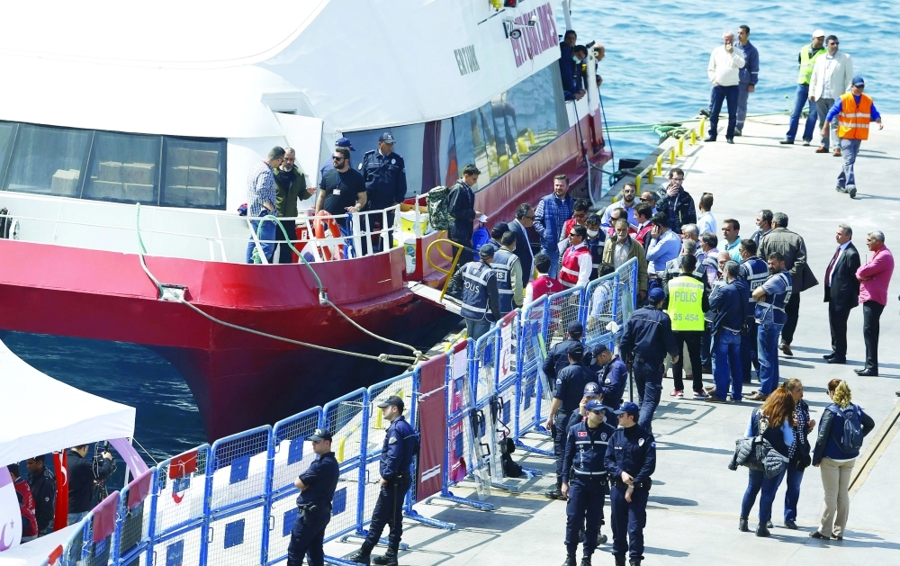 مهاجرون معادون من اليونان يصلون بلدة ديكيلي التركية                  (رويترز)