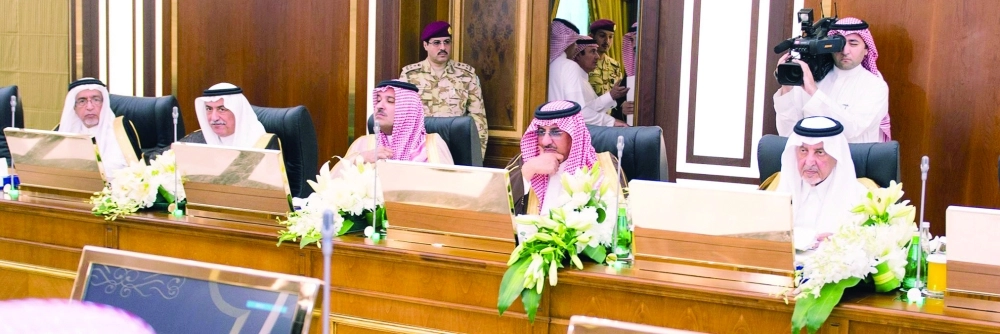 الأمير محمد بن نايف مترئسا اجتماع لجنة الحج العليا أمس (واس)