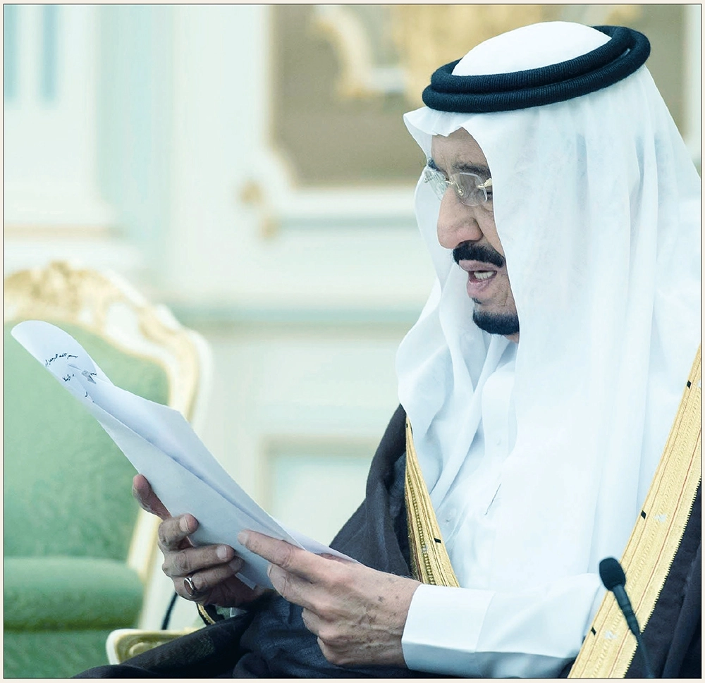 

    خادم الحرمين متحدثا خلال اللقاء بالرياض أمس (واس)
