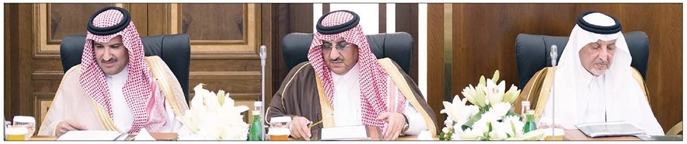     الأمراء خالد الفيصل ومحمد بن نايف وفيصل بن سلمان خلال الاجتماع (واس)