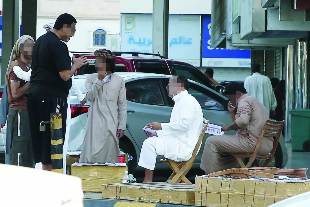 بائعو شرائح في سوق الجوالات على شارع فلسطين بجدة    (ثامر الفرج)