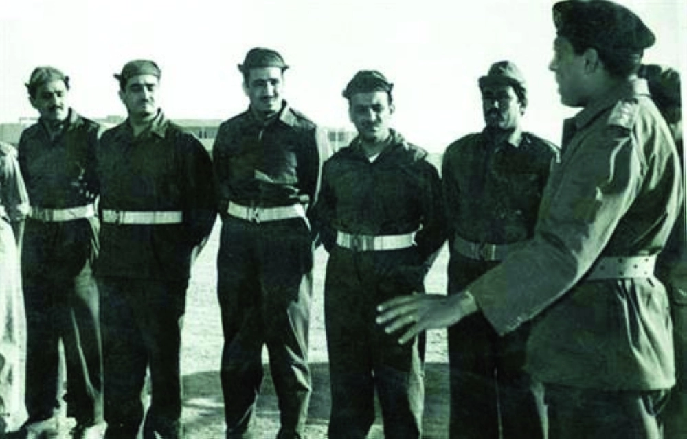 الملك سلمان (الرابع يمين) وبجواره الملك فهد إبان تطوعهم في حرب 1956              