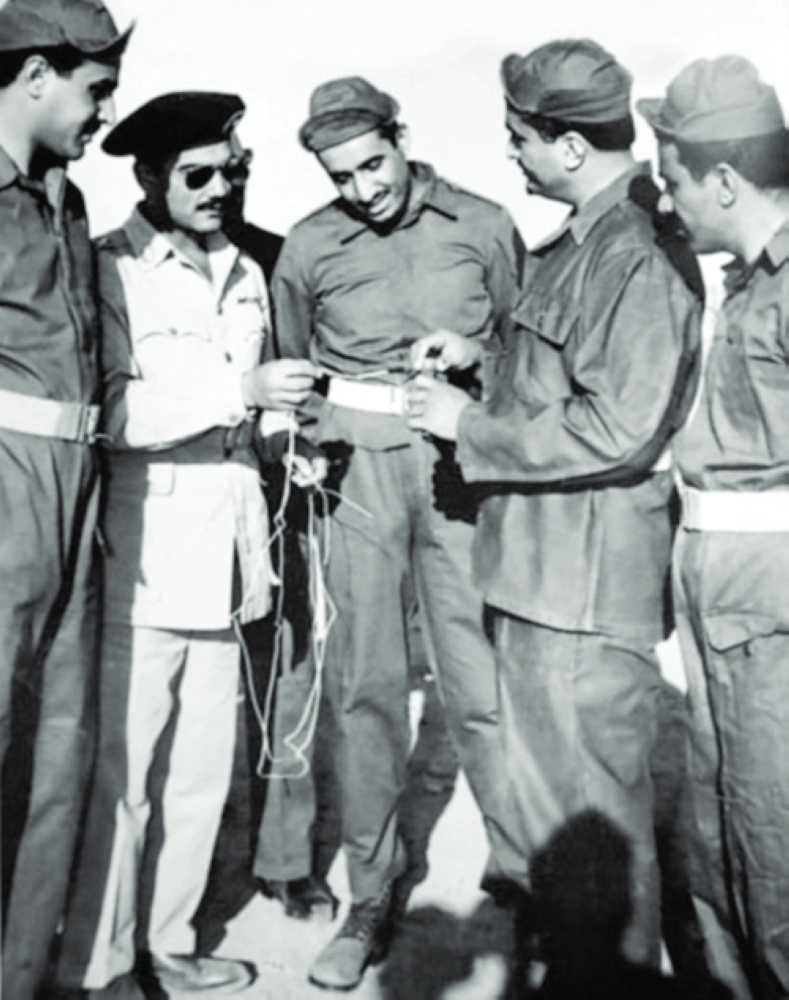 الملك سلمان (وسط) وبجواره الملك فهد بالزي العسكري في مصر       (مكة)