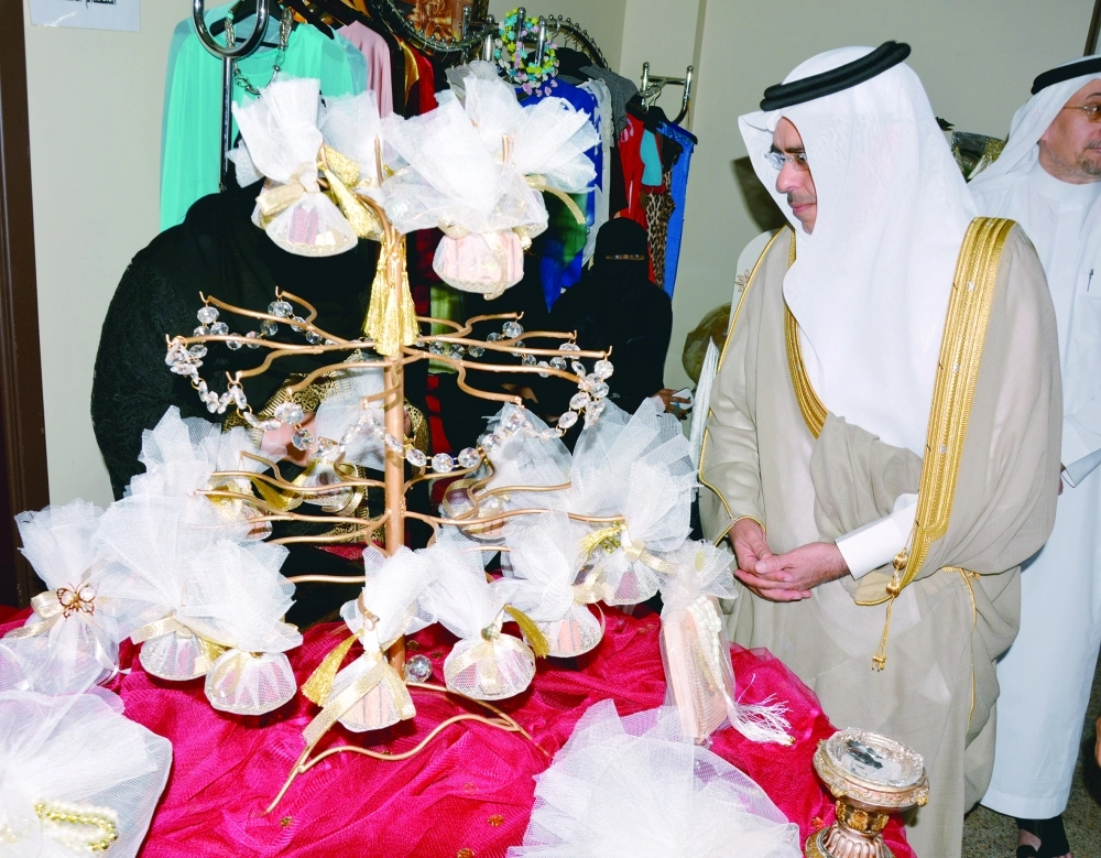 آل طاوي متفقدا المعرض المصاحب للحفل     (محمد عطية)