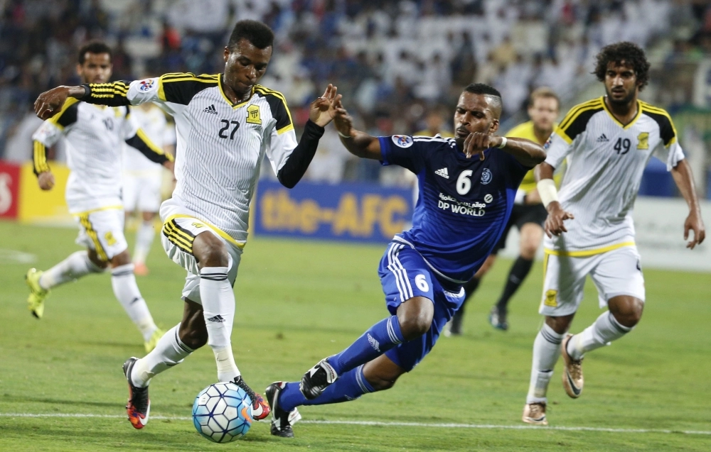 محمد خميس يحاول استخلاص الكرة من عوض خريص   (أ ف ب)