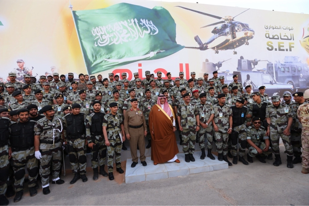 الأمير محمد بن نايف متوسطا قيادات الطوارئ خلال رعايته تمرين صولة الحق أمس (محمد مشهور) 