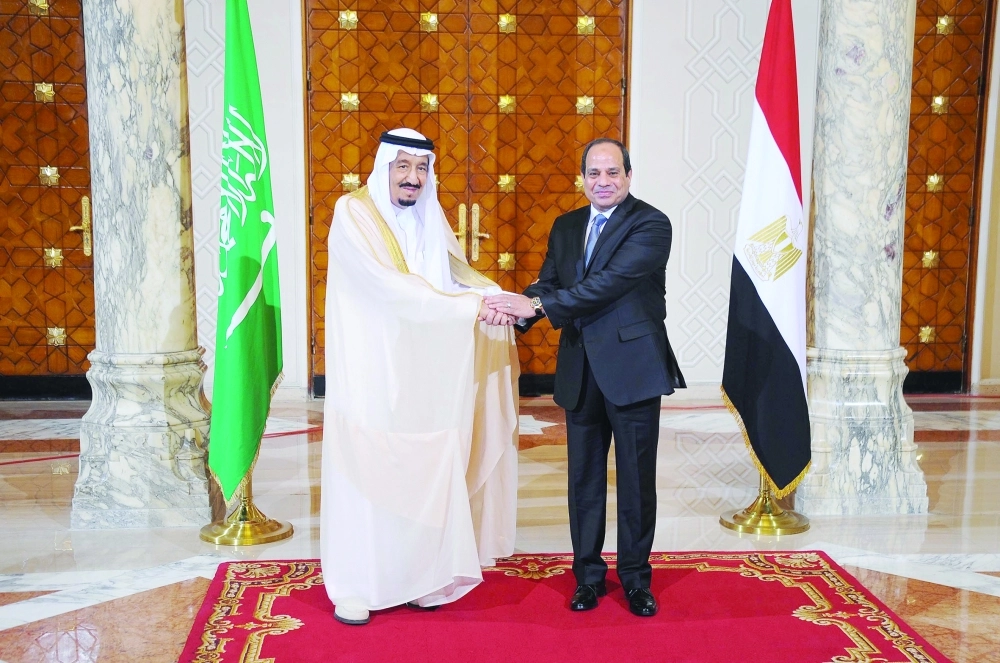 السيسي مستقبلا الملك سلمان في القاهرة                                (أ ف ب)