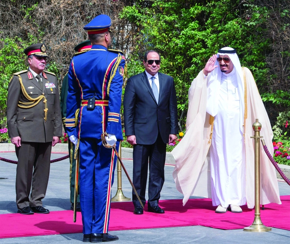 الملك سلمان يتفقد حرس الشرف 