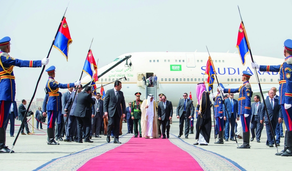 خادم الحرمين لدى وصوله مطار القاهرة               (بندر الجلعود)