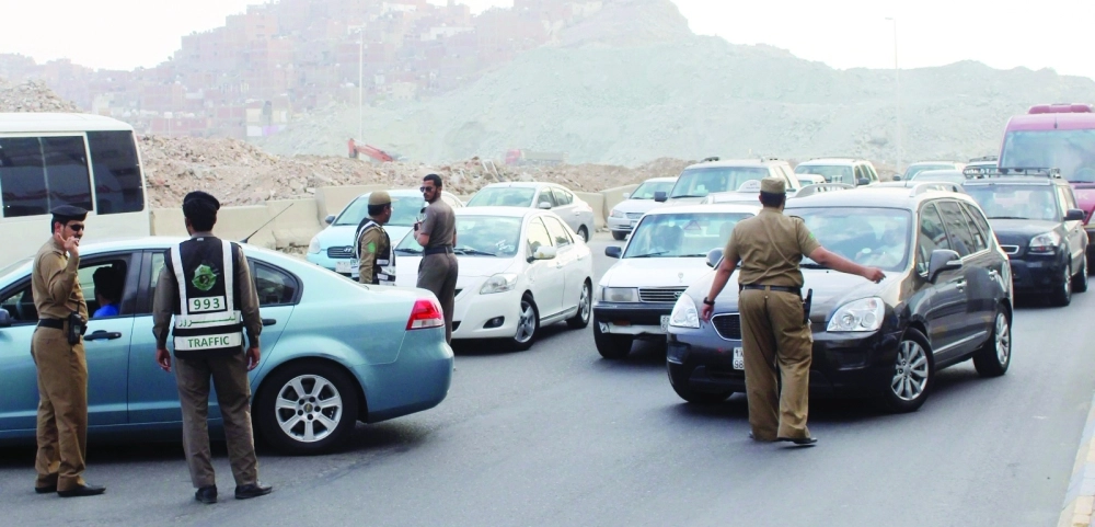 انتشار أفراد المرور لتنظيم حركة السير 