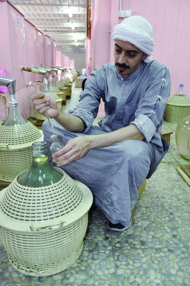 بدر الكمال يستخلص دهن الورد