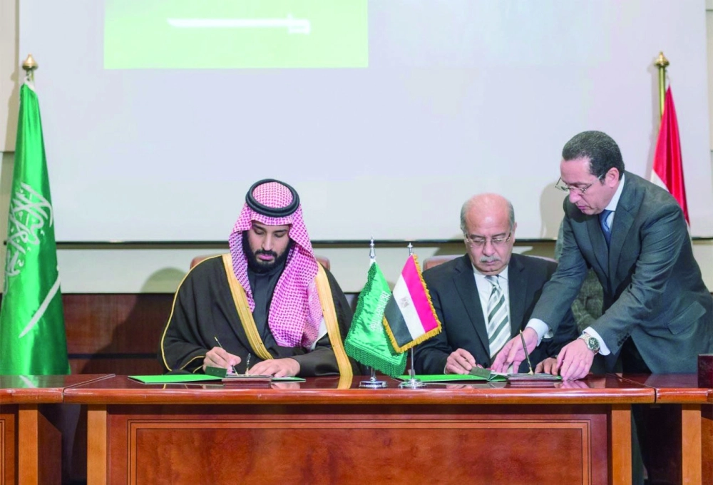 الأمير محمد بن سلمان ورئيس الوزراء المصري شريف إسماعيل أثناء مجلس التنسيق السعودي المصري في القاهرة (مكة )