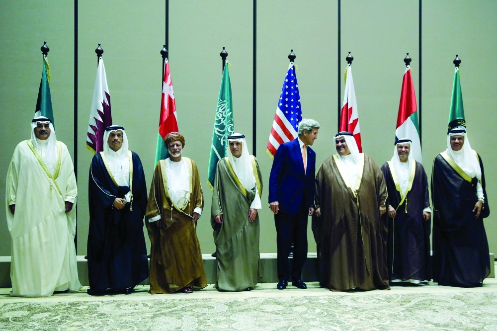 وزراء خارجية دول الخليج وكيري في المنامة أمس                      (أ ف ب)