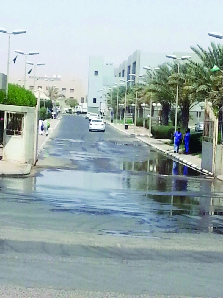 مياه راكدة عند مدخل المستشفى           (مكة)