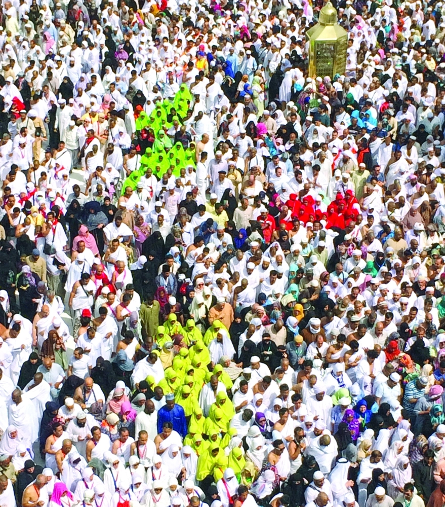 أفواج من الطائفين بألوان متباينة                  (ياسر بخش)
