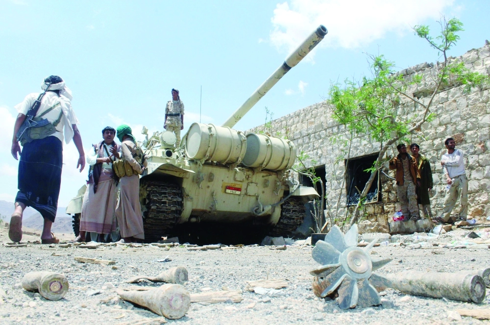 قوات الشرعية قرب قاعدة عسكرية في مديرية نهم            (أ ف ب)