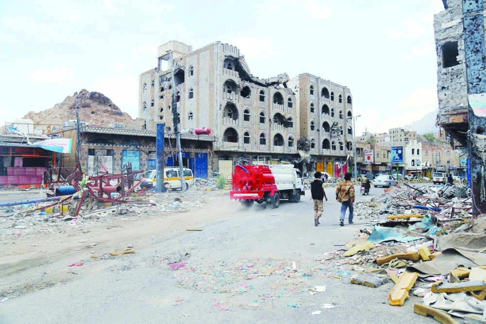 آثار قصف الحوثيين على الأحياء السكنية في تعز                               (أ ف ب)