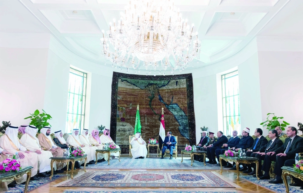 خادم الحرمين والرئيس المصري خلال جلسة المباحثات الرسمية بقصر الاتحادية بالقاهرة أمس                                          (بندر الجلعود)