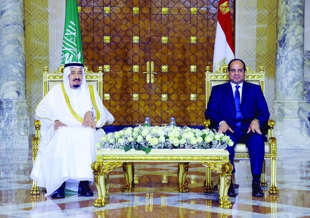 خادم الحرمين والرئيس السيسي في قصر الاتحادية بالقاهرة أمس (أ ف ب)