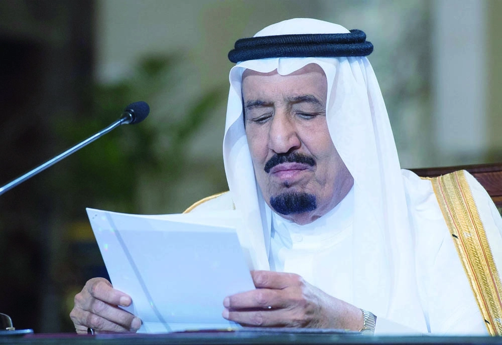 الملك سلمان يلقي كلمته أمس ( أ ف ب )