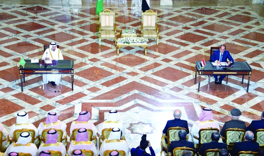 الملك سلمان والرئيس السيسي قبيل إلقاء كلمتيهما أمس