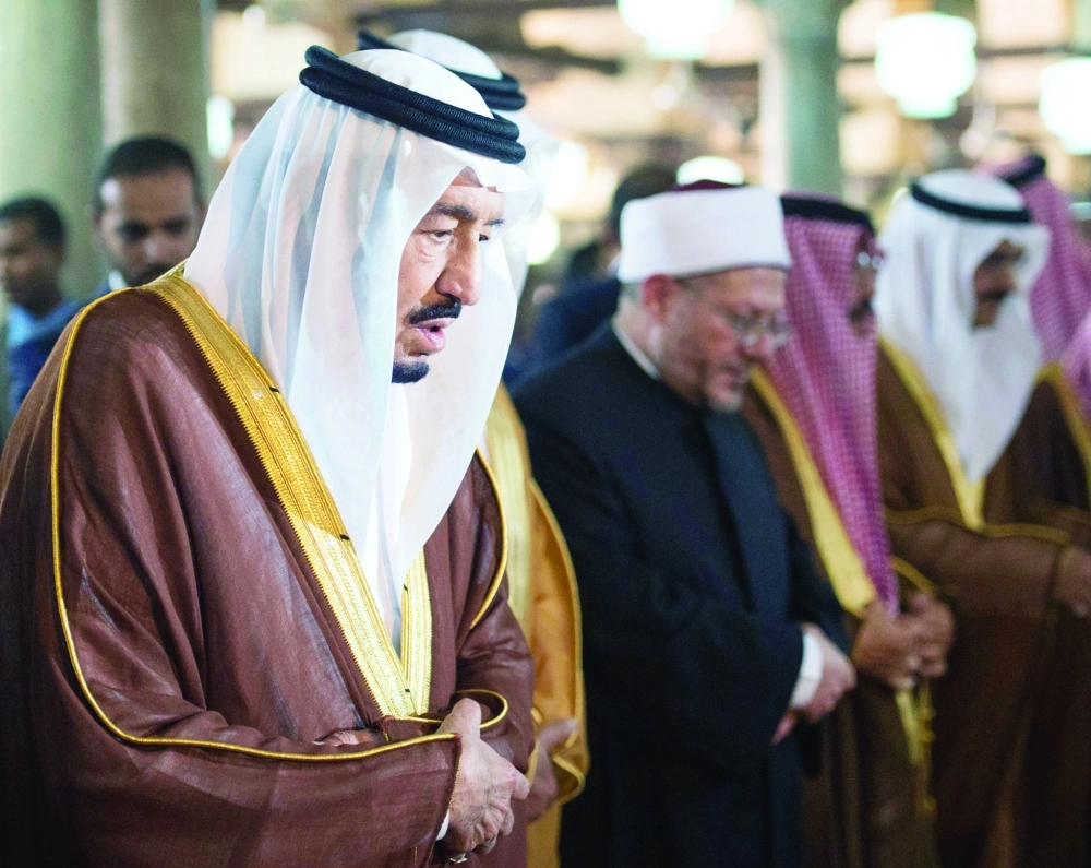 خادم الحرمين يصلي في الأزهر   (واس)