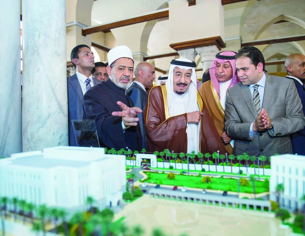 خادم الحرمين يطلع على مجسم مشروع إعادة تأهيل جامع ومشيخة الأزهر الأثرية        (واس)