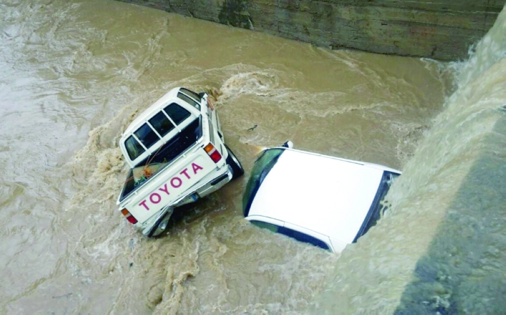 مركبتان محتجزتان في أمطار الباحة 