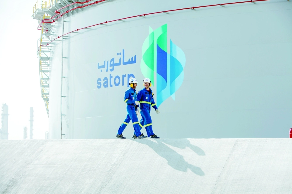 مهندسان بجانب أحد الخزانات التابعة لشركة ساتورب                                     (مكة)