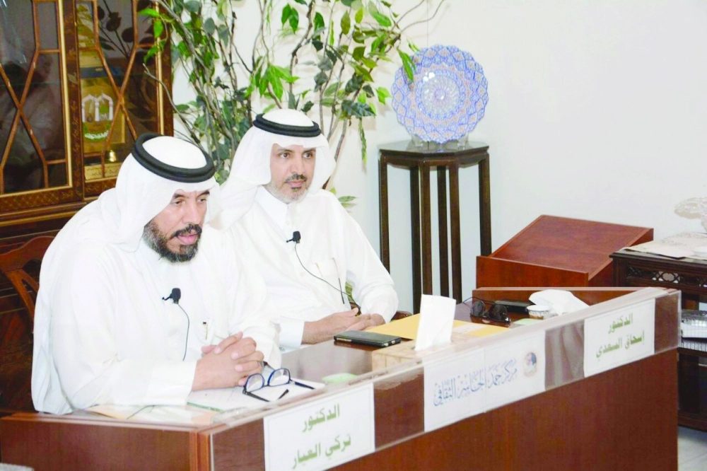 تركي العيار متحدثا أثناء المحاضرة         (مكة)