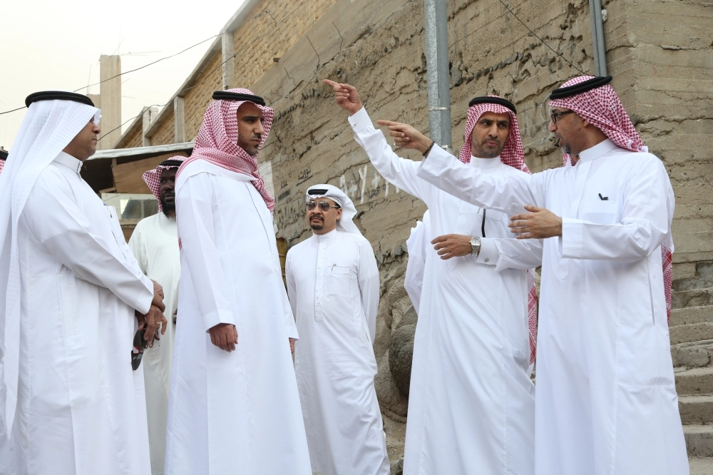  هشام الفالح خلال جولته أمس على مشروع تطوير الكدوة (أحمد جابر)