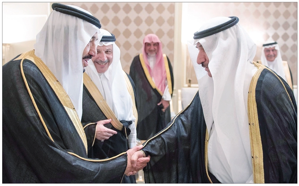 
    الملك سلمان يصافح سفيرا عربيا بالقاهرة (واس)